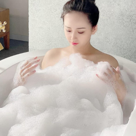Sữa Tắm Trắng Trắng Mịn Da Chiết Xuất Từ Hạt Ý Dĩ Reihaku Hatomugi Body Soap (Chai 800mL)