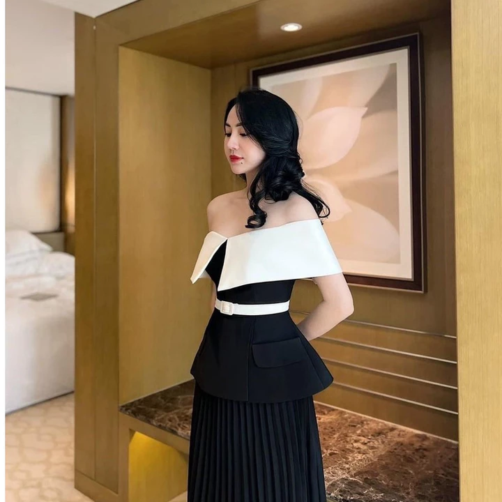 Áo peplum nắp túi phối trắng trễ vai kèm belt