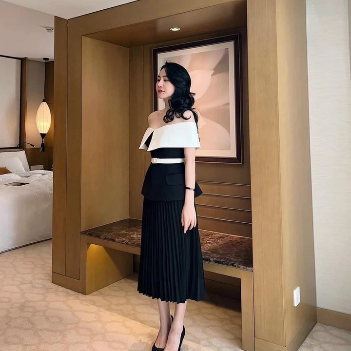 Áo peplum nắp túi phối trắng trễ vai kèm belt
