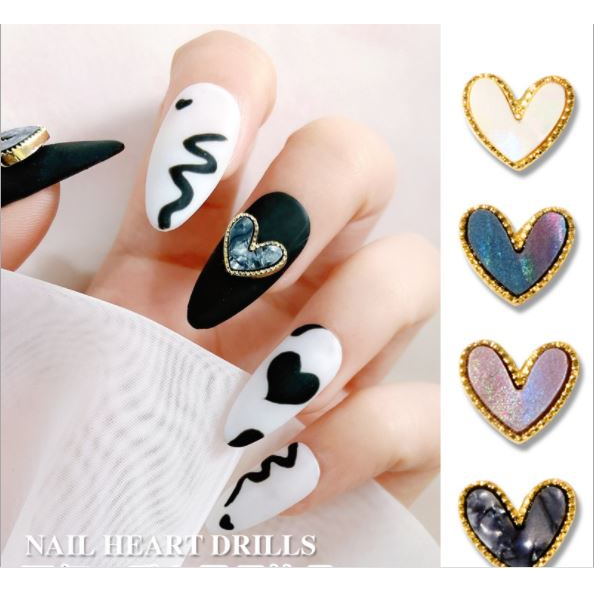 charm đính móng tim có ánh sắc màu