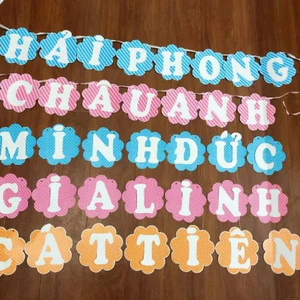 Dây đính theo tên bé 7K/ chữ ghi chú lại tên bé
