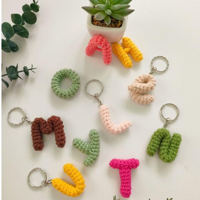 Móc khoá chữ cái,phụ kiện trang trí bằng len Handmade | Shopee Việt Nam