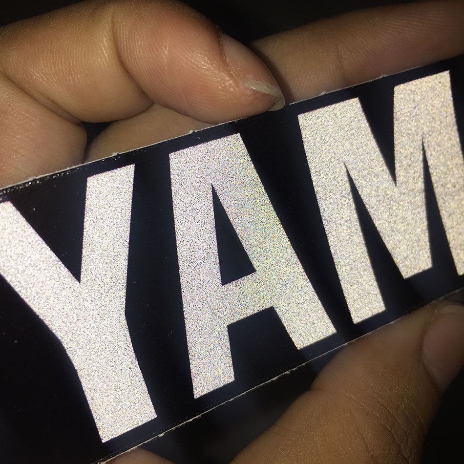 YAMAHA logo tròn, chữ trắng phản quang 3M nền đen. Decal cao cấp không bay màu