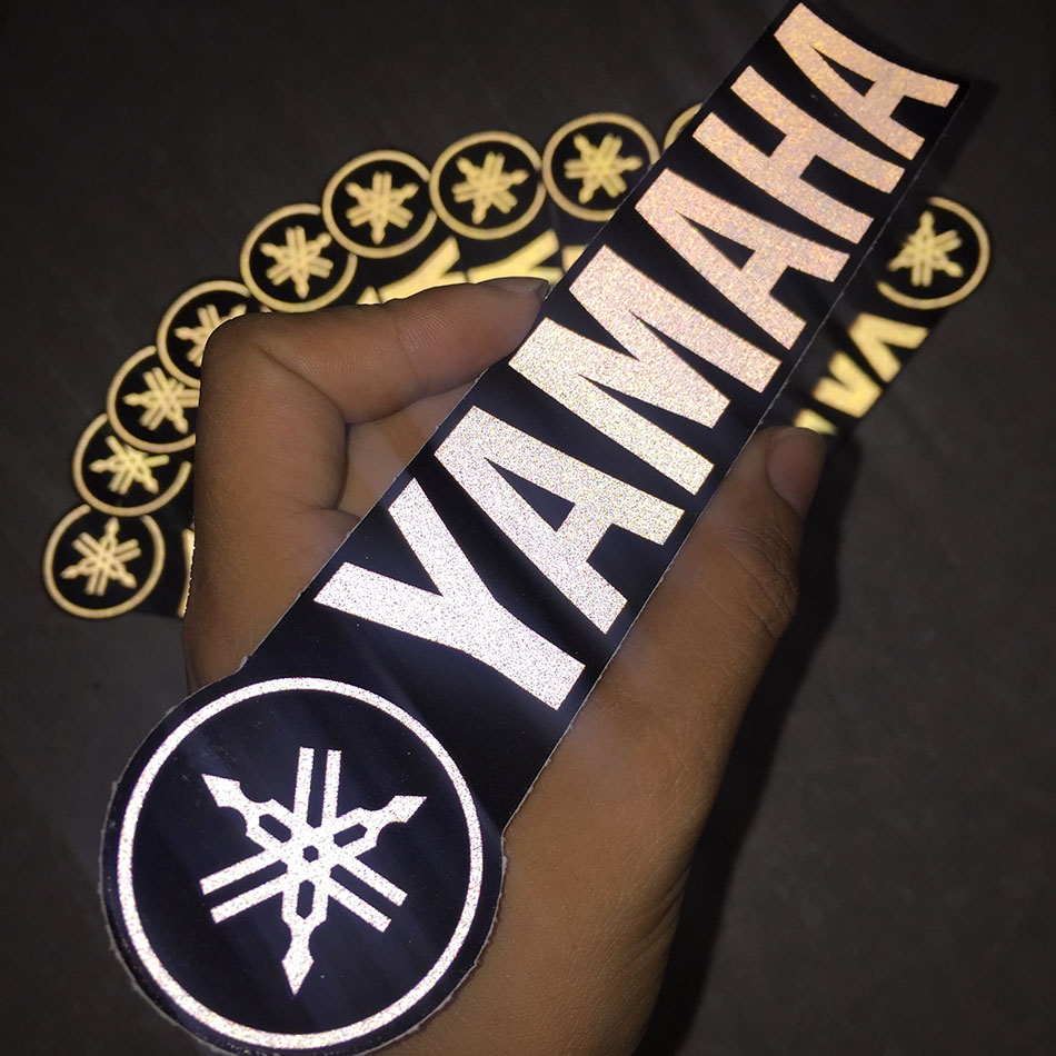YAMAHA logo tròn, chữ trắng phản quang 3M nền đen. Decal cao cấp không bay màu