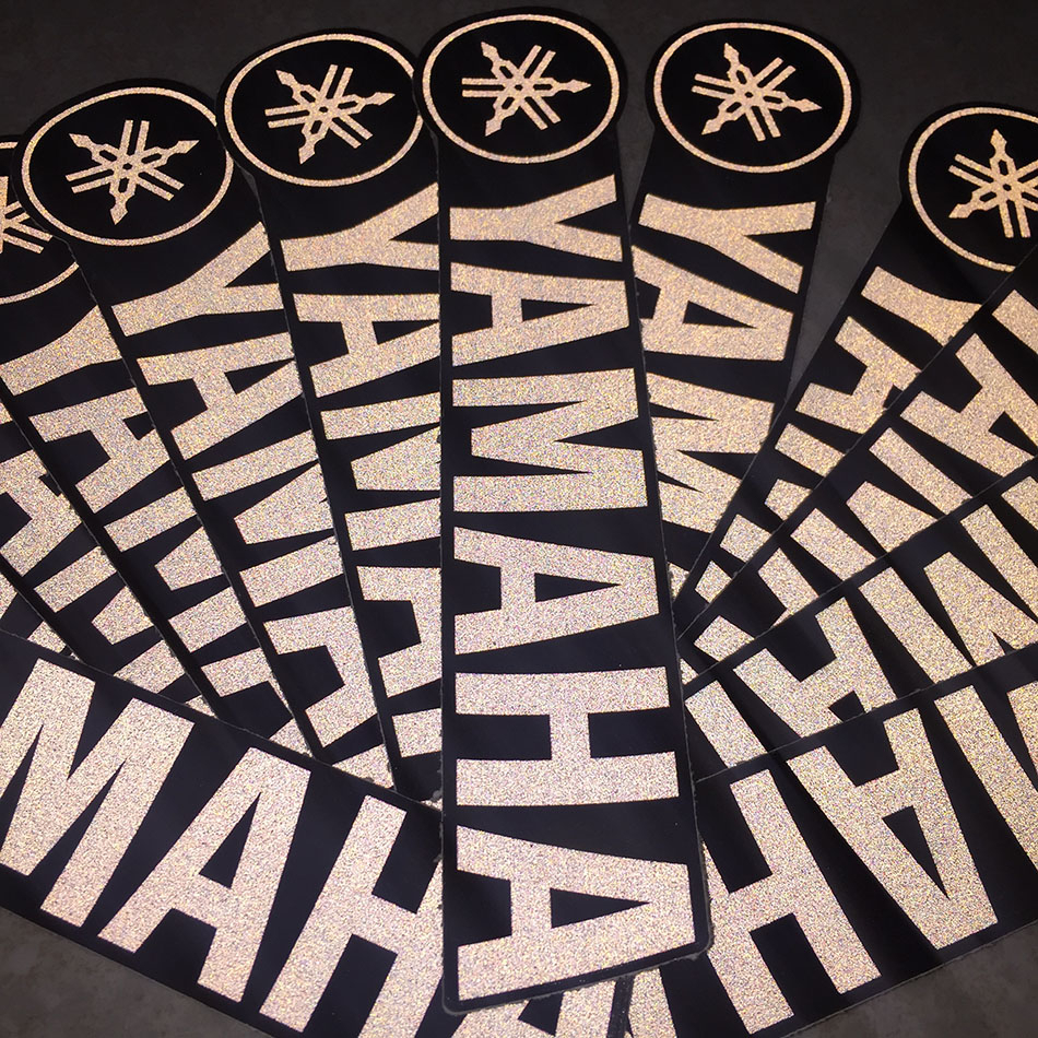 YAMAHA logo tròn, chữ trắng phản quang 3M nền đen. Decal cao cấp không bay màu