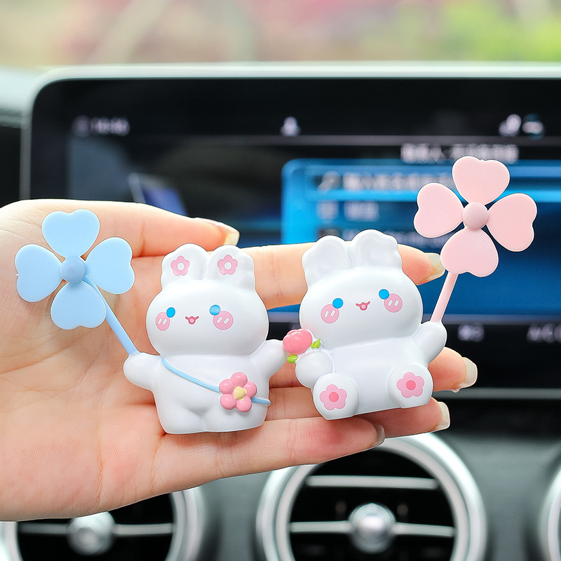 Trang trí kẹp cửa gió điều hòa ô tô Thỏ dễ thường cầm quạt tặng kèm sáp thơm