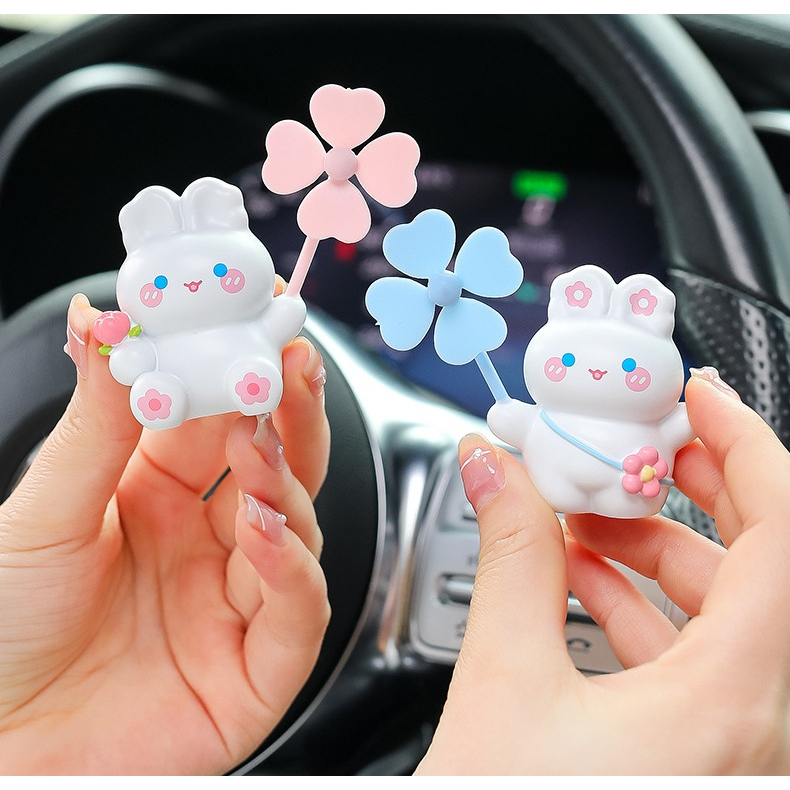 Trang trí kẹp cửa gió điều hòa ô tô Thỏ dễ thường cầm quạt tặng kèm sáp thơm