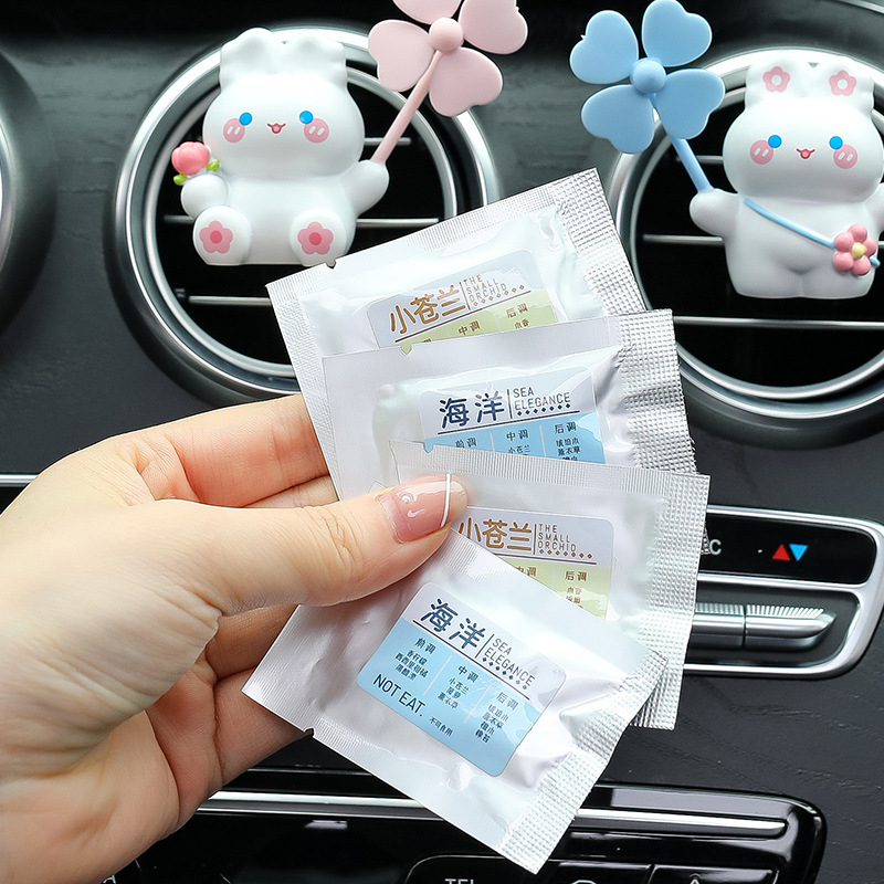 Trang trí kẹp cửa gió điều hòa ô tô Thỏ dễ thường cầm quạt tặng kèm sáp thơm