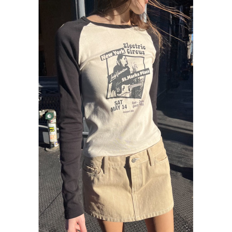 Brandy Melville Bella Electric Circus Top (Áo thun dáng ngắn, tay dài