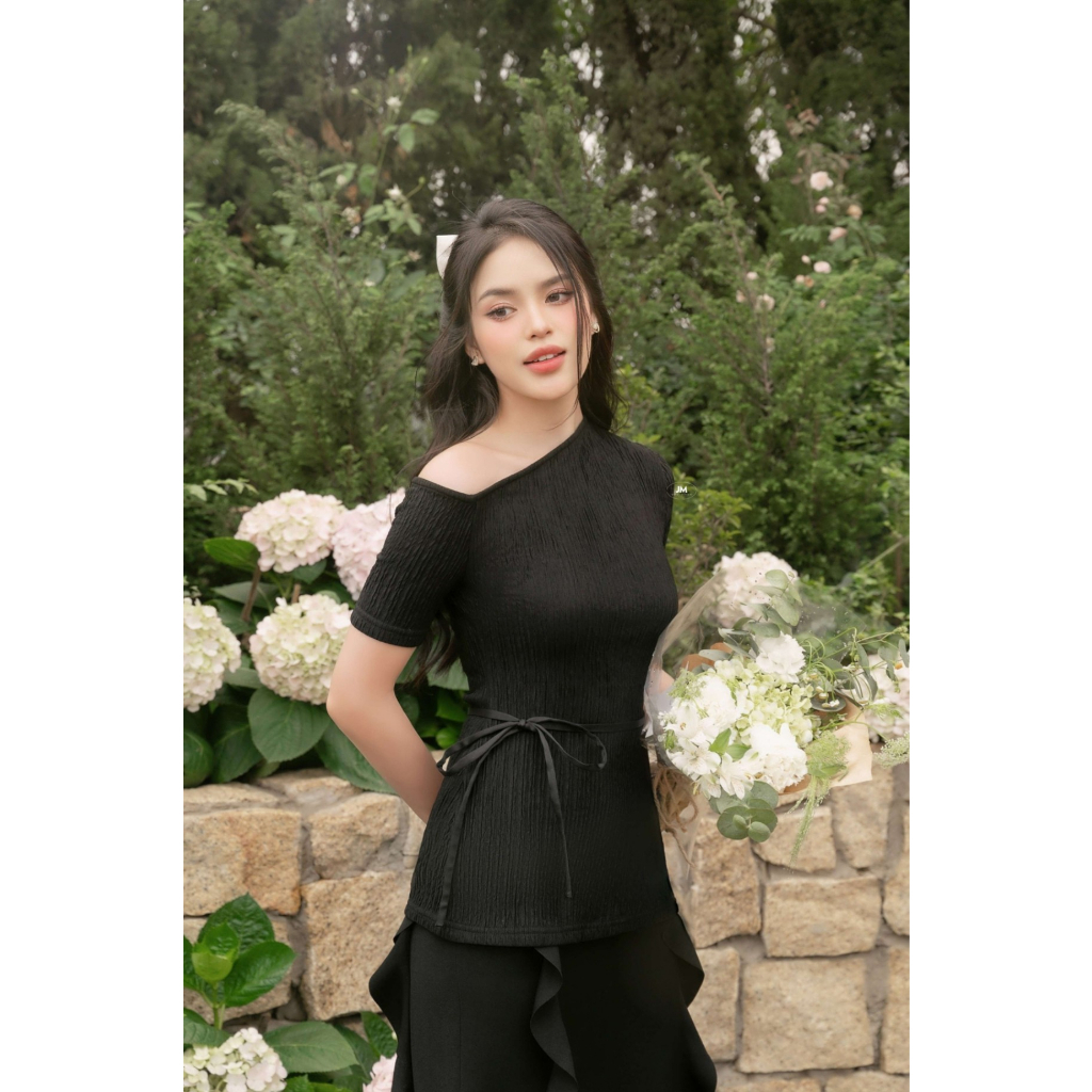 Áo thiết kế JM Dress Design lệch vai thắt dây, chát liệu len có khả năng giữ ấm tốt và mềm mại 2T68.2304SP spe