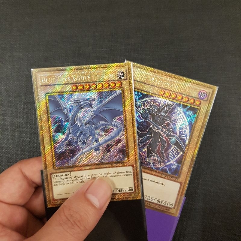 Combo x2 lá bài UK BlueEyes White Dragon MVP1ENGV4 Dark Magician