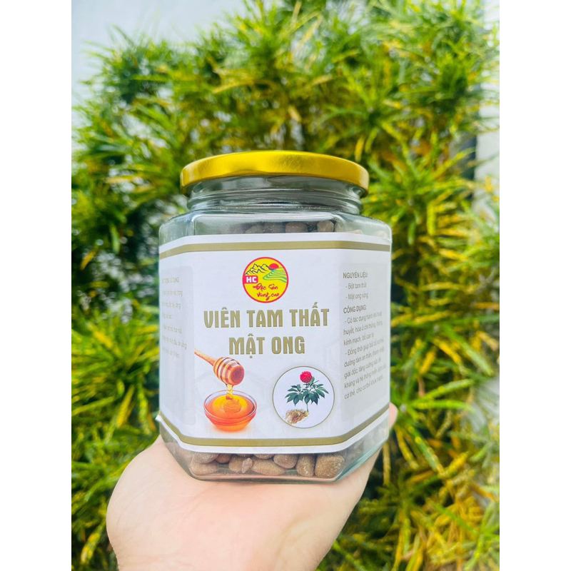 Viên Tam thất Mật ong (Hũ 500g) được bào chế từ củ tam thất bắc, ngưu tất và mật ong rừng, thủ công, không chất bảo quản