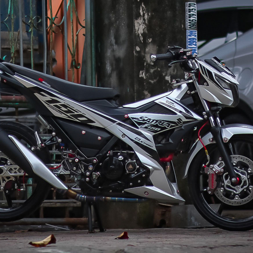 Tem rời UV cao cấp Satria 150. Sắc nét tuyệt đối. Chuẩn khung kỹ thuật. Tem đen tách nền trong suốt dán được mọi màu xe