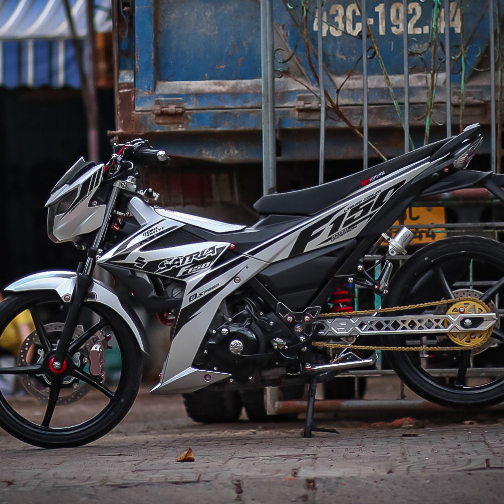 Tem rời UV cao cấp Satria 150. Sắc nét tuyệt đối. Chuẩn khung kỹ thuật. Tem đen tách nền trong suốt dán được mọi màu xe