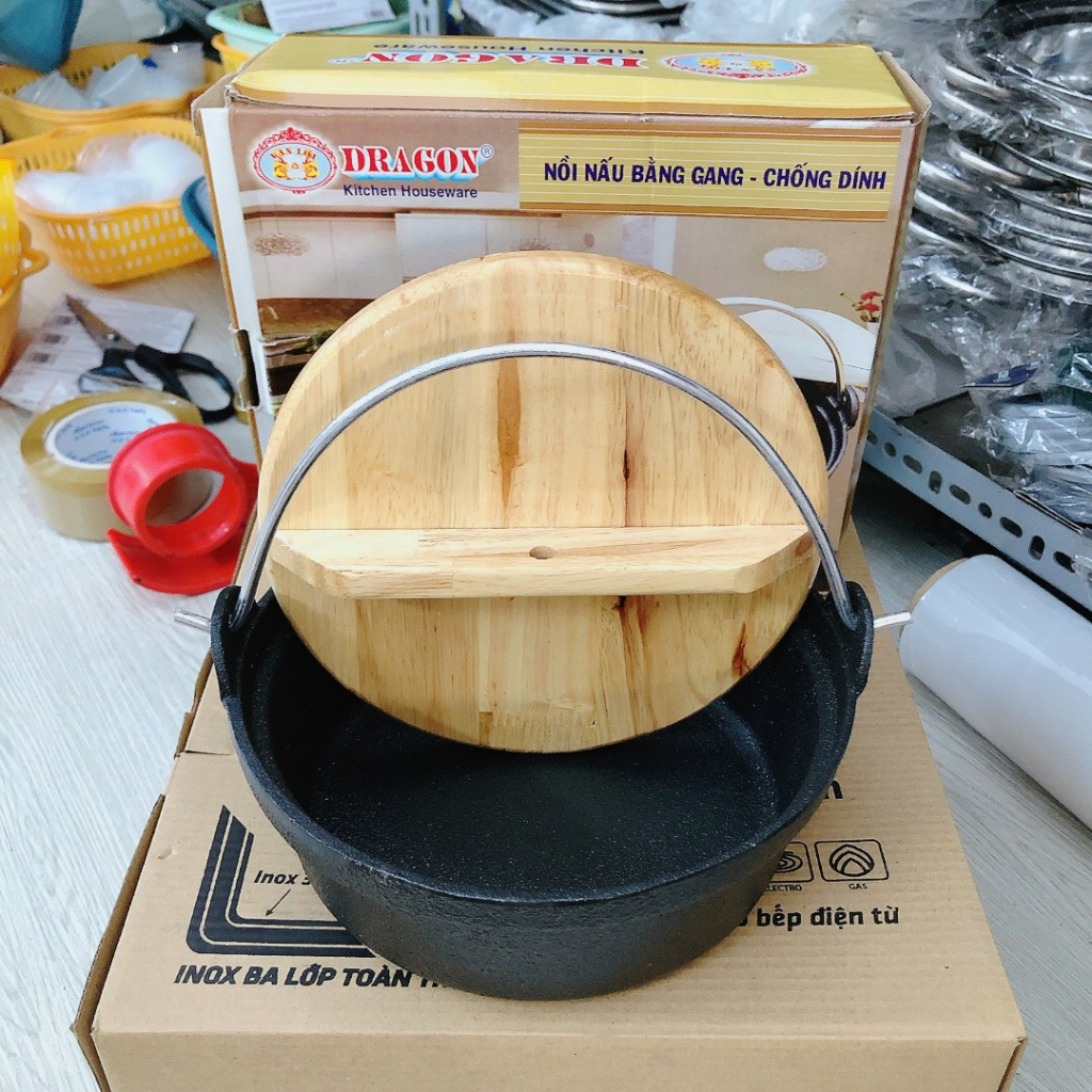 Nồi gang kho quẹt quai xách nắp gỗ, Chống Dính Vạn Lợi Cao Cấp size (17 -20 cm)