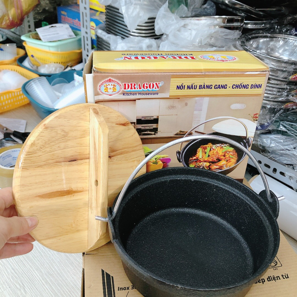 Nồi gang kho quẹt quai xách nắp gỗ, Chống Dính Vạn Lợi Cao Cấp size (17 -20 cm)