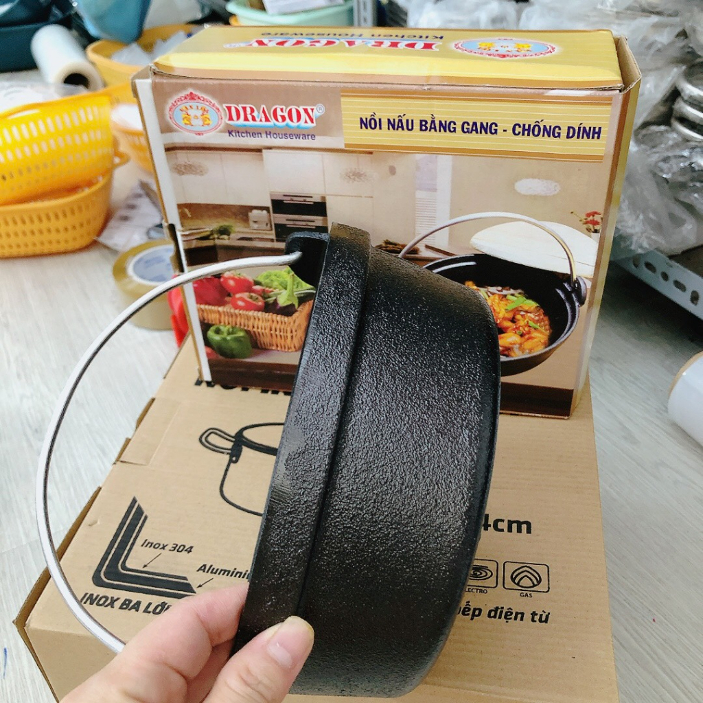 Nồi gang kho quẹt quai xách nắp gỗ, Chống Dính Vạn Lợi Cao Cấp size (17 -20 cm)