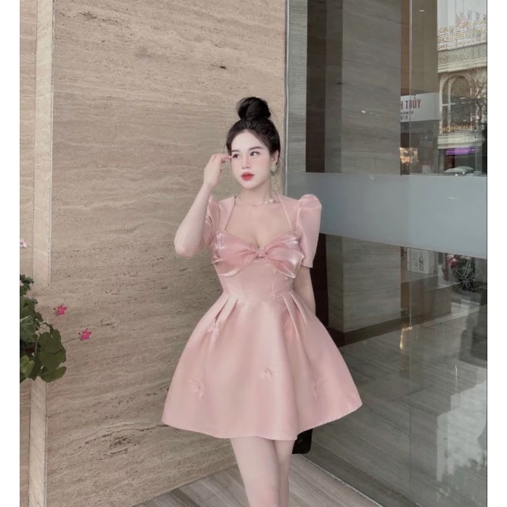 Váy nữ dự tiệc đen cúp ngực đính đá thiết kế, đầm dáng ngắn sang trọng đi chơi. Váy tacta nơ ngực xoè 4 ly tay bồng.