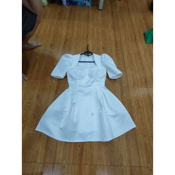 Váy nữ dự tiệc đen cúp ngực đính đá thiết kế, đầm dáng ngắn sang trọng đi chơi. Váy tacta nơ ngực xoè 4 ly tay bồng.
