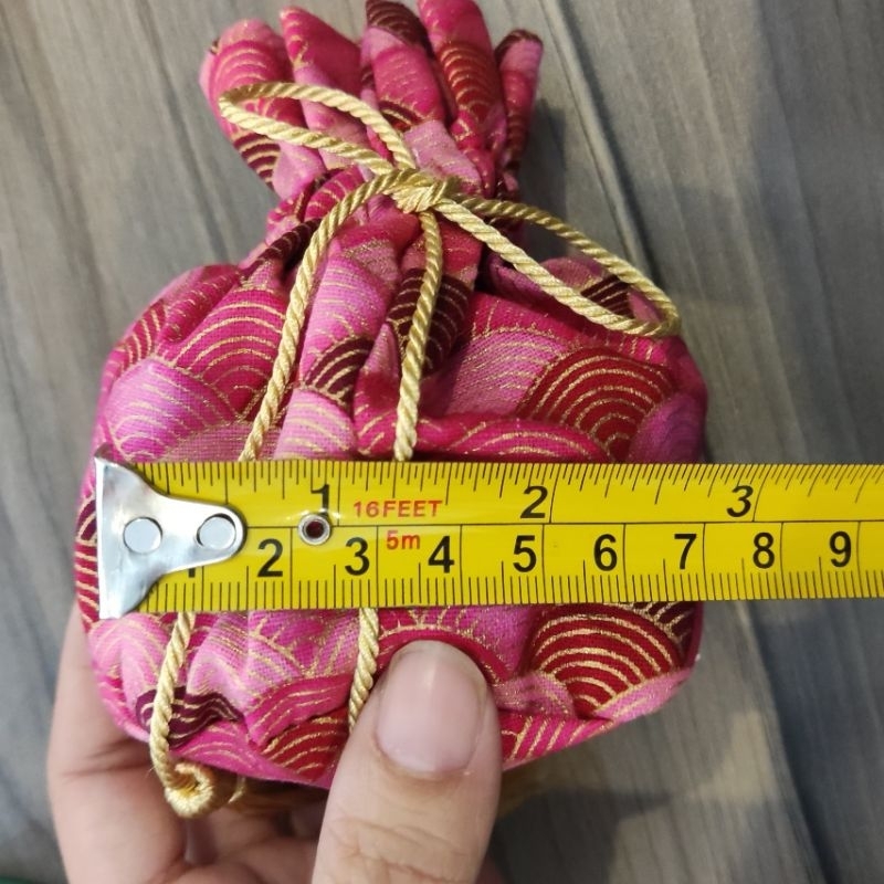 Túi quà xinh xắn có dây rút họa tiết sóng Sakura vải nhũ kim (chỉ túi vỏ ngoài)
