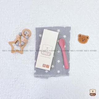 Thìa silicone ăn dặm chính hãng Mily cho bé 5 tháng tuổi.
