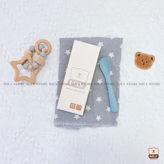 Thìa silicone ăn dặm chính hãng Mily cho bé 5 tháng tuổi.