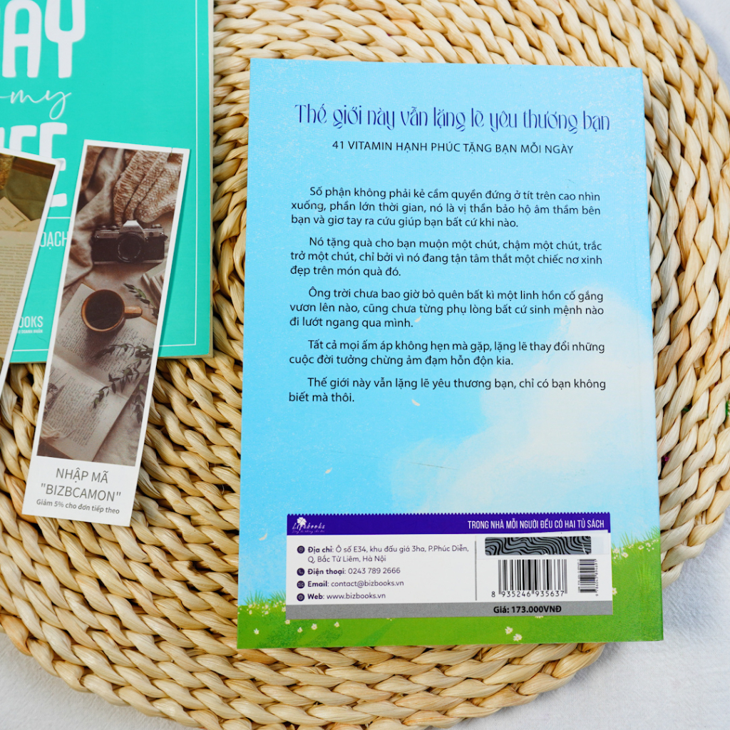 Thế Giới Này Vẫn Lặng Lẽ Yêu Thương Bạn - 41 Vitamin Hạnh Phúc Tặng Bạn Mỗi Ngày - Sách Phát Triển Bản Thân