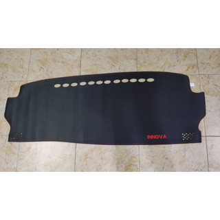 Thảm taplo xe Toyota Innova 2008 - 2025 chất liệu da carrbon, màu đen cao cấp chống nắng nóng hiệu quả