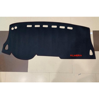 Thảm taplo xe Nissan Almera 2021 - 2023, 2024, 2025 chất liệu da carbon màu đen cao cấp chống nắng nóng hiệu quả
