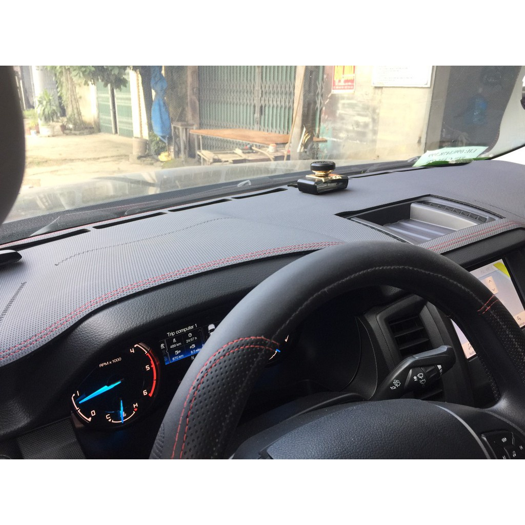 Thảm taplo Toyota Fortuner 2017 -  2022, 2023, 2024, 2025 chất liệu da carbon màu đen chống nắng nóng hiệu quả
