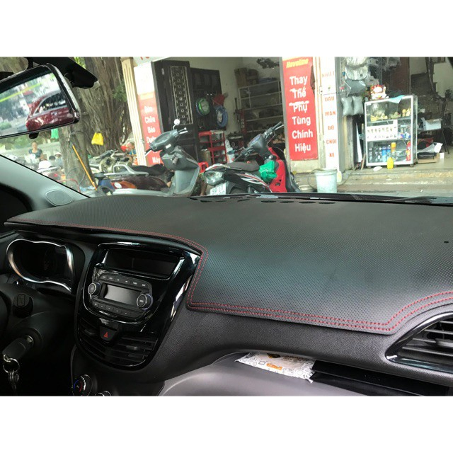 Thảm taplo Toyota Fortuner 2017 -  2022, 2023, 2024, 2025 chất liệu da carbon màu đen chống nắng nóng hiệu quả