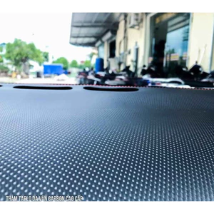 Thảm taplo Toyota Fortuner 2017 - 2022, 2023, 2024, 2025 chất liệu da carbon màu đen chống nắng nóng hiệu quả