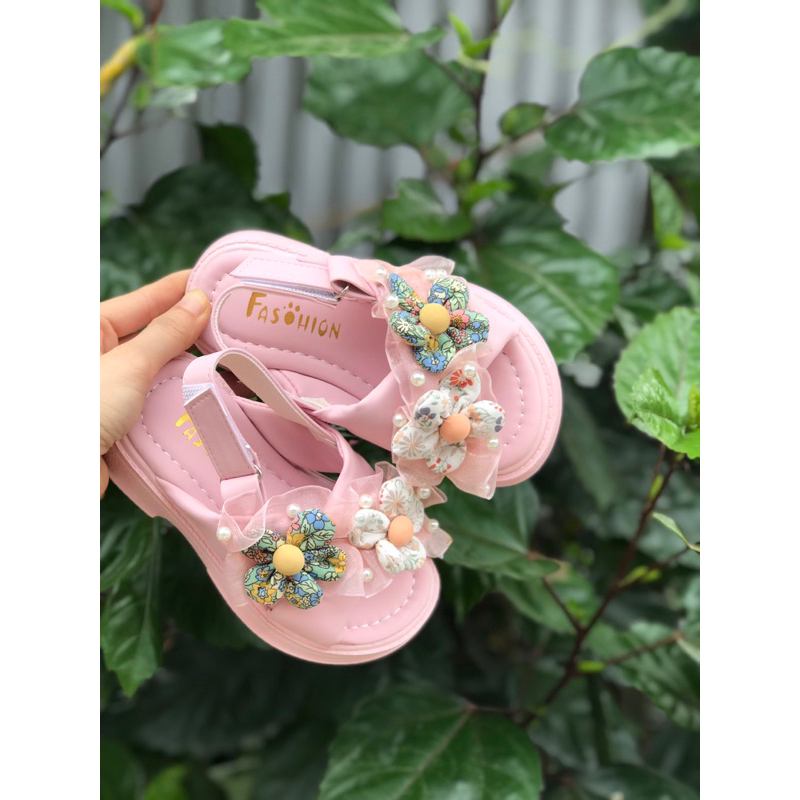 sandal bé gái dép quai hậu cho bé đi học chơi bông hoa công chúa có size đại quái chéo thời trang hè QCCC YQ518