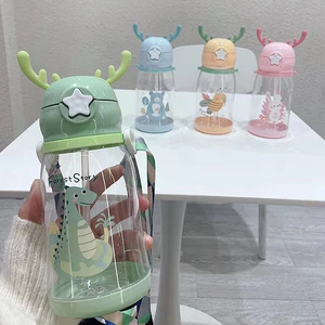 Bình nước 600ml họa tiết hoạt hình có sừng dễ thương, kèm dây đeo cho bé
