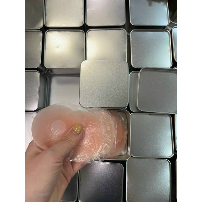 HỘP VUÔNG VÀNG 5 ĐÔI DÁN NGỰC SILICON