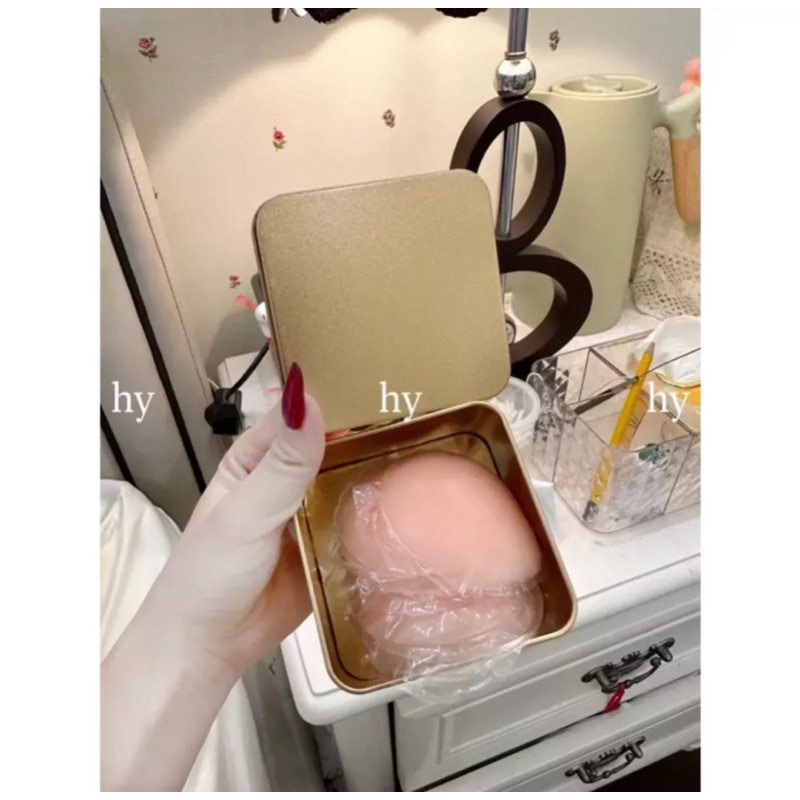 HỘP VUÔNG VÀNG 5 ĐÔI DÁN NGỰC SILICON