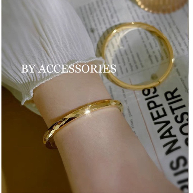Vòng tay nữ titan kiểu mặt vát cạnh kiểu hình thoi bắt sáng lung linh mạ vàng 18K bản 6mm và 8mm không gỉ