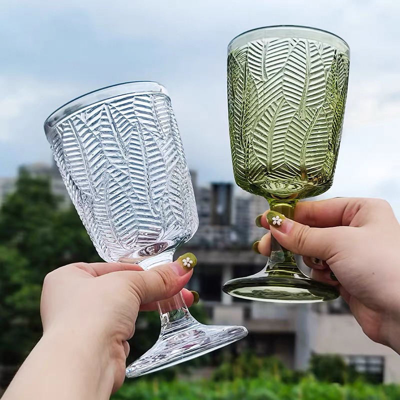 Ly vang thuỷ tinh có khắc hình lá sang chảnh màu xanh lá decor trang trí | BigBuy360 - bigbuy360.vn