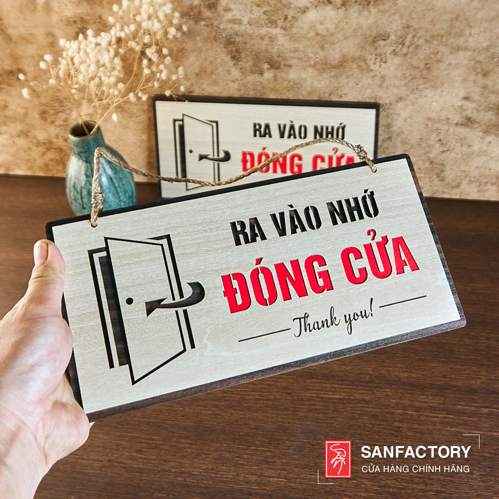 Bảng gỗ treo cửa, dán tường thông báo ra vào nhớ đóng cửa SAN-DC01