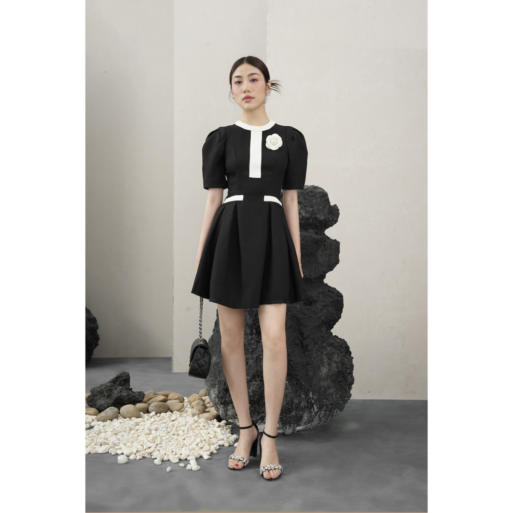 RẬP – Đầm Cổ Tròn Cài Hoa Tay Ngắn Xếp Ly Tùng Xòe – CHIC 02