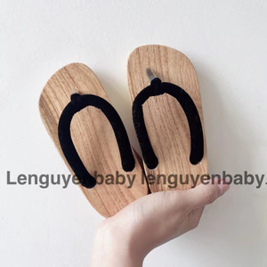 Guốc xỏ ngòn cho bé, đế gỗ mịn màng, quai chéo cute