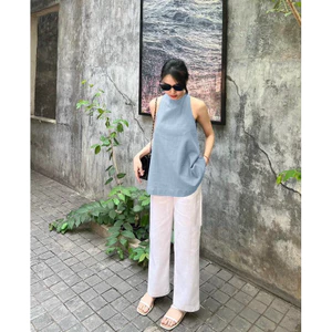 Set áo cổ yếm xanh xẻ lưng nút bọc quần suông trắng