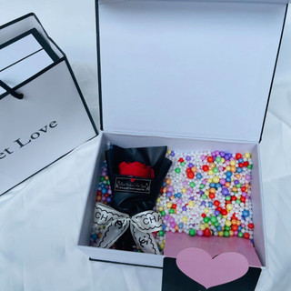 (20*15*7.5cm) New-Combo hộp quà tặng Sweet Love kèm hạt xốp nhiều màu, gấu, hoa sáp sang trọng