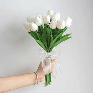 Bó hoa cưới cầm tay cô dâu từ hoa tulip phối nhiều mẫu CEVERIA