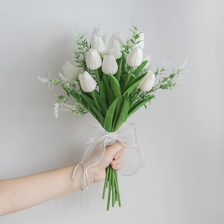 Bó hoa cưới cầm tay cô dâu từ hoa tulip phối nhiều mẫu CEVERIA