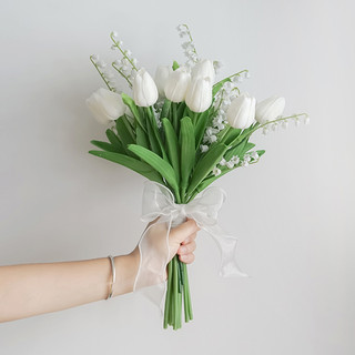 Bó hoa cưới cầm tay cô dâu từ hoa tulip phối nhiều mẫu CEVERIA
