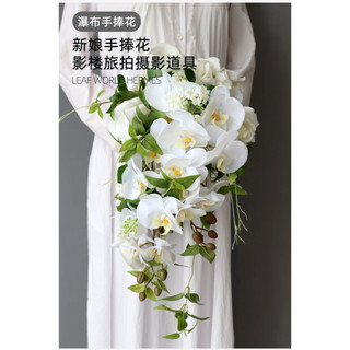 Bó hoa cưới dáng thác đổ phối hoa phong lan và các mẫu lá xanh rủ phong cách Hồng Kông CEVERIA