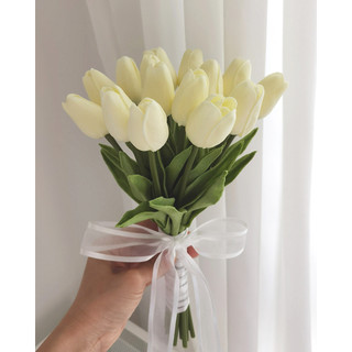 Bó hoa cưới cầm tay cô dâu từ hoa rum và tulip sang trọng CEVERIA