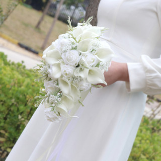 Bó hoa cưới cầm tay cô dâu bó rủ từ hoa rum, hoa hồng và bi trắng CEVERIA