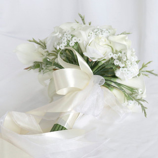 Bó hoa cưới cầm tay cô dâu bó rủ từ hoa rum, hoa hồng và bi trắng CEVERIA